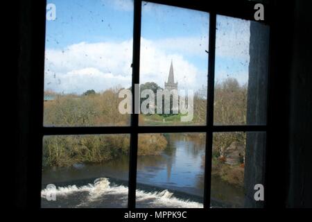 Vue de l'église St Paul à partir de la fenêtre dans le château de Cahir, Ville de Cahir, comté de Tipperary, Irlande Banque D'Images