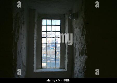 Vue sur la rue d'une fenêtre à l'intérieur de Château de Cahir, Ville de Cahir, comté de Tipperary, Irlande Banque D'Images