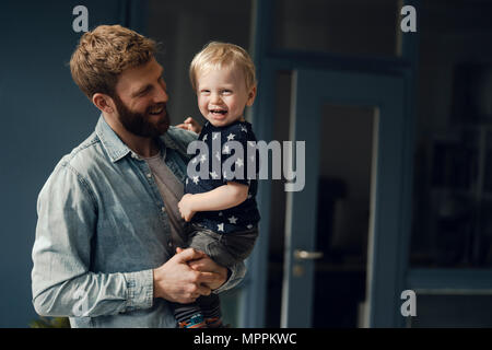 Père de passer du temps avec son fils à la maison Banque D'Images