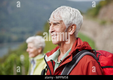 Portrait of senior man avec sac à dos à la recherche à distance Banque D'Images