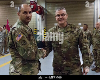 Le lieutenant-colonel Rusty J. Lepley, commandant sortant du 191e Bataillon de soutien au maintien en puissance de combat, est décernée la Médaille du service méritoire par le colonel Robert Moriarty, commandant de la 96e Brigade de maintien en puissance, au cours de la 191e cérémonie de passation de commandement SCBS, Avril 8, 2017, à la Kenichi Uchida Réserver Center à Salt Lake City. Banque D'Images