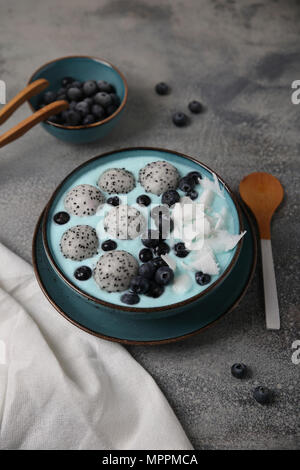 Smoothie bleu bol avec noix de coco râpée, les bleuets et fruit du dragon balls Banque D'Images