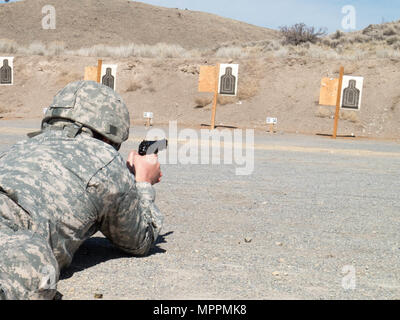 Un soldat de réserve de l'armée américaine avec la 96e Brigade de soutien une M9 handgun on un camp de tir à partir de 25 Williams mètres, le 4 mars, 2017. Banque D'Images