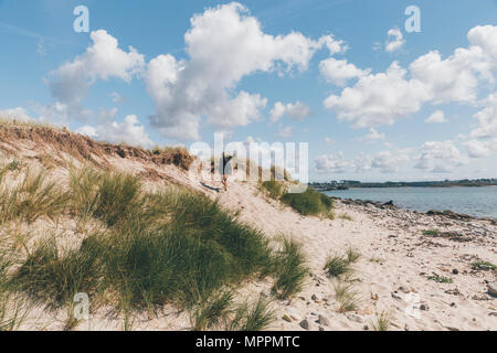 France, Bretagne, Landeda, les Dunes de Sainte-Marguerite, young woman walking in dune à la côte Banque D'Images