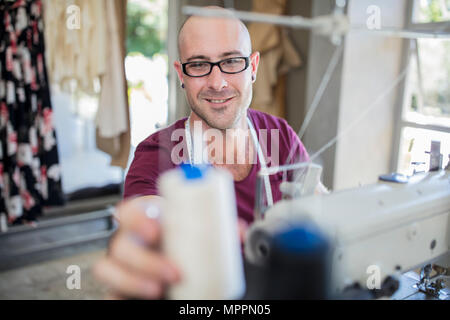 Sur mesure à l'aide de machine à coudre, Smiling Banque D'Images