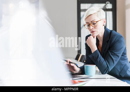 Businesswoman working on laptop in office Banque D'Images