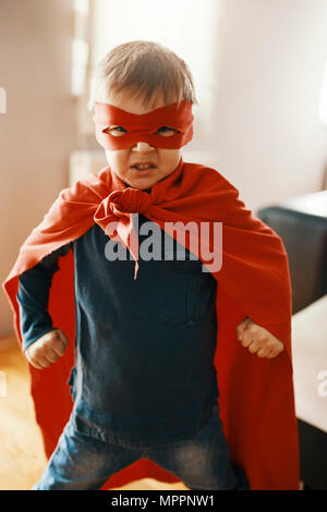 Portrait de petit garçon habillé en super héros à la maison Banque D'Images