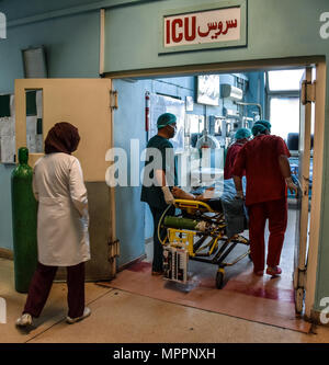 Kaboul hôpital militaire national des médecins et des infirmiers porter gravement blessé un soldat de l'Armée nationale afghane à l'ICU pour lancer des soins vitaux, Kaboul, Afghanistan, 1 avril. L'hôpital de Kaboul reste opérationnel et continue d'assurer la sûreté et la sécurité des patients tout en fournissant des soins médicaux. Appui résolu s'est engagé à aider nos partenaires afghans dans la restauration et le renouvellement de l'établissement hospitalier et les capacités, assurer la confiance des patients et de leurs familles dans les soins de haute qualité disponibles dans leur temps de besoin. Banque D'Images