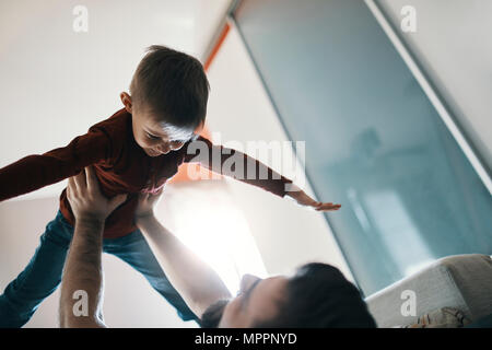 Père et petit fils jouer ensemble à la maison Banque D'Images