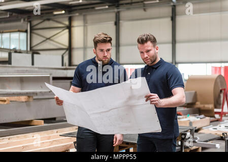 Deux hommes à la recherche d'usine de plan à Banque D'Images