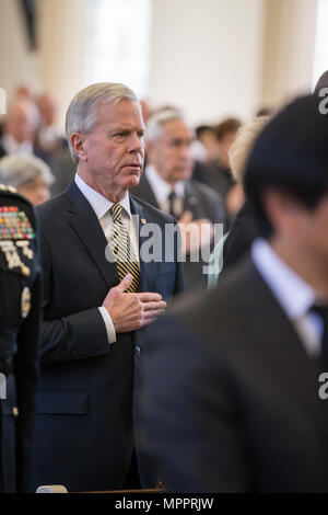 Ancien Corps des Marines américains, le général James Amos 35e Commandant du Corps des Marines, chante l'hymne national au cours d'un service commémoratif en l'honneur du Corps des Marines à la retraite le général Lawrence F. Snowden au U.S. Marine Memorial Chapel, Marine Corps Base Quantico, en Virginie, le 8 avril 2017. Snowden, qui a pris sa retraite en 1979 après près de 40 ans de service, ont combattu en engagement pendant la Seconde Guerre mondiale, la guerre de Corée et la guerre du Vietnam. (U.S. Marine Corps Photo par Cpl Timothy A. Turner) Banque D'Images