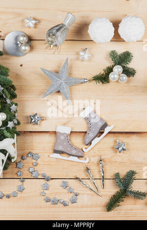 Articles de décoration de Noël, du vrai sapin vert, bougies boule de neige, patins, oiseau, boules de Noël, vintage de glaçons, stars Banque D'Images