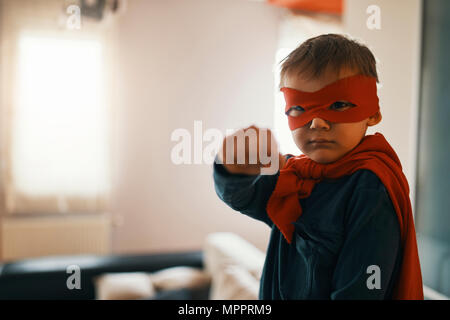 Portrait de petit garçon habillé en super héros à la maison Banque D'Images