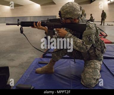 Un sous-officier supérieur des ressources humaines de l'armée tire un fusil M16 à partir d'une position agenouillée pendant une classe de qualification aux armes au combat Arms Training Facility, Patrick Air Force base, Floride. Le 143d Sustainment Command (Expeditionary) coordonne la formation avec l'US Air Force pour qualifier les soldats sur les principes fondamentaux de tir au tir, les soins sous le feu, l'utilisation de tourniquets et d'autres compétences de combat essentielles pour maintenir la préparation aux missions opérationnelles. Banque D'Images