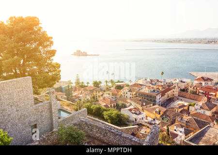 La Grèce, le Péloponnèse, l'Argolide, Nauplie, Vieille Ville, Vue depuis le château de Bourtzi à Akronauplia Banque D'Images