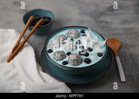 Smoothie bleu bol avec noix de coco râpée, les bleuets et fruit du dragon balls Banque D'Images