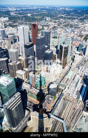 Toronto Canada,Bremner Boulevard,CN Tower,observation Tower,telecom antenne Modern Wonder,Sky Pod,fenêtre vue nord-est,Financial District,High Rise Banque D'Images