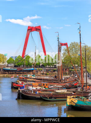 Vue sur les bateaux et Willemsbrug dans Oude Haven à Rotterdam, Pays-Bas Banque D'Images