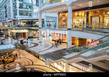 Toronto Canada,Yonge Street,Downtown Yonge,Eaton Centre,centre,shopping shopper shoppers magasins marché marchés achats vente,vente au détail s. Banque D'Images