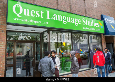 Toronto Canada,Yonge Street,vitrine,langue,école bilingue,langue de la quête,études bilingues,enseignement,apprentissage,anglais,anglais,anglais comme étranger,anglais Banque D'Images