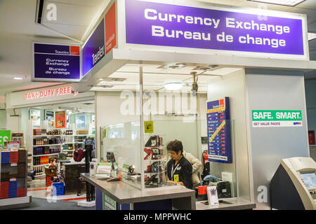 Toronto Canada,aéroport international Lester B. Pearson,YYZ,aviation,terminal,guichet de change,argent étranger,femme femme femme,caissière,travail, Banque D'Images