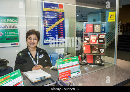 Toronto Canada,aéroport international Lester B. Pearson,YYZ,aviation,terminal,guichet de change,argent étranger,femme asiatique femmes,caissière,WO Banque D'Images