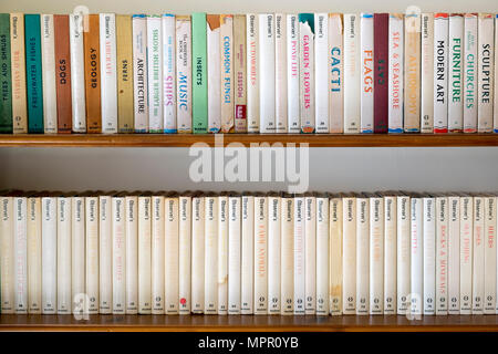 Une grande collection de livres d'observateurs vintage sur une étagère. Les livres de l'observateur ont couvert une variété de sujets, y compris les passe-temps, l'art, l'histoire et la faune. Ils ont été une série de petits livres de poche, publié par Frederick Warne & Co au Royaume-Uni de 1937 à 2003. Banque D'Images