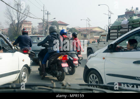 La circulation sur une rue animée à Katmandou, Népal Banque D'Images