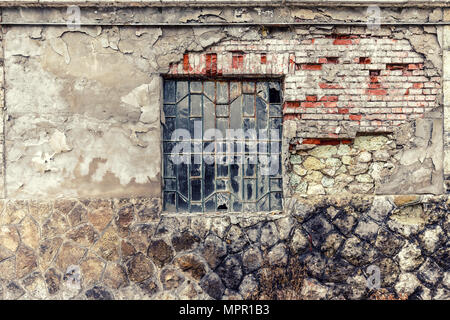 Vieux millésime mur de la grange avec vitre cassée Banque D'Images