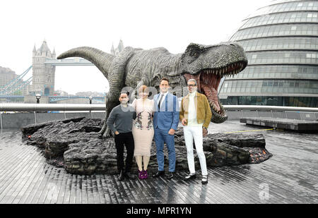 Le juge Directeur Bayona (à gauche), Bryce Dallas Howard (deuxième à gauche), Chris Pratt et Jeff Goldblum (droite) assister à une séance de photos pour un monde Jurassique : royaume déchu, qui a eu lieu à la Strada, Londres. Banque D'Images