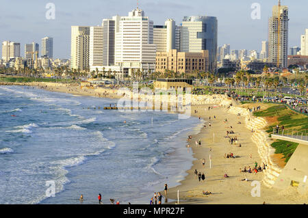Littoral de Tel Aviv comme vu de la vieille ville de Jaffa. Banque D'Images