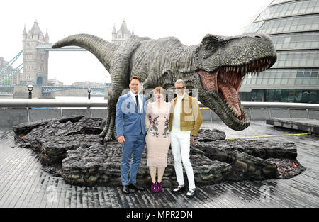 Chris Pratt (gauche), Bryce Dallas Howard et Jeff Goldblum (droite) assister à une séance de photos pour un monde Jurassique : royaume déchu, qui a eu lieu à la Strada, Londres. Banque D'Images