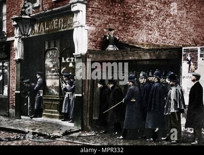 La rue Sidney siège, Whitechapel, Londres, 1911, (1935). Artiste : Inconnu. Banque D'Images