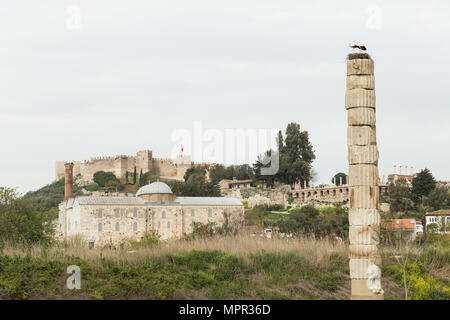 Colonne restante avec une cigogne du Temple d'Artémis à la mosquée Isa Bey et la citadelle en arrière-plan Banque D'Images