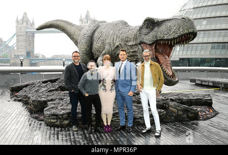 Colin Trevorrow (à gauche), directeur J.A. Bayona (deuxième à gauche), Bryce Dallas Howard (centre), Chris Pratt et Jeff Goldblum (droite) assister à une séance de photos pour un monde Jurassique : royaume déchu, qui a eu lieu à la Strada, Londres. Banque D'Images