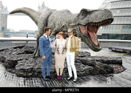 Chris Pratt (gauche), Bryce Dallas Howard et Jeff Goldblum (droite) assister à une séance de photos pour un monde Jurassique : royaume déchu, qui a eu lieu à la Strada, Londres. Banque D'Images