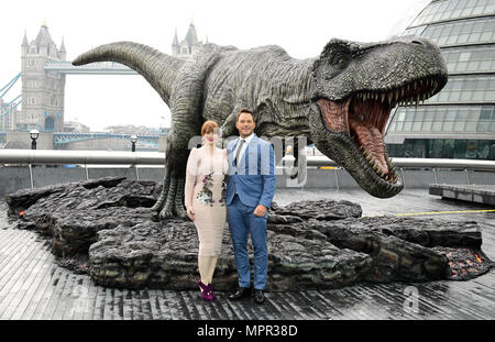 Chris Pratt (à gauche) et Bryce Dallas Howard assistant à une séance de photos pour un monde Jurassique : royaume déchu, qui a eu lieu à la Strada, Londres. Banque D'Images