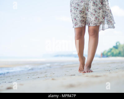 Voyages Plage - femme marche sur plage de sable fin. Closeup détail des pieds femelles .Step up concept. Banque D'Images