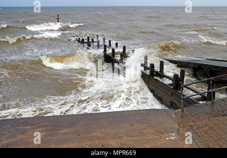 Une mer agitée à marée haute sur la côte de Norfolk à Walcott, Norfolk, Angleterre, Royaume-Uni, Europe. Banque D'Images