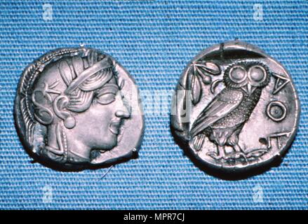 Tetradrachm, pièce grecque, de l'argent Chef d'Athena et Owl, le milieu et la fin du 5e siècle avant J.-C.. Artiste : Inconnu. Banque D'Images