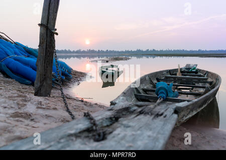 Bateau de pêche gratuit sur le coucher du soleil sur les nuages soir riverside, Roi et, en Thaïlande Banque D'Images