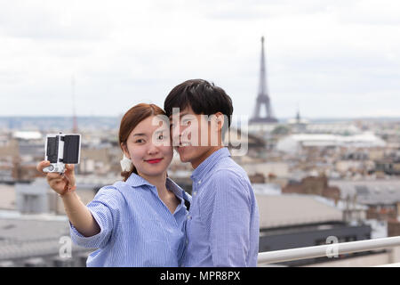 PARIS / FRANCE - MAI 2nd, 2016 : un jeune couple asiatique prend une photo d'eux-mêmes avec la Tour Eiffel à Paris, France Banque D'Images
