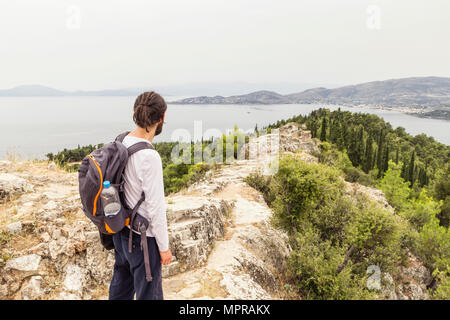 Grèce, Volos, man enjoying view à golfe Pagasétique Banque D'Images