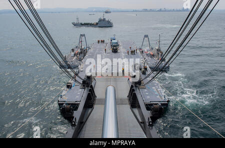 170410-N-OU129-171 POHANG, République de Corée (avr. 10, 2017), l'US Navy Marine Corps et le personnel de l'armée à décharger du matériel de pré positionnement Maritime Marine navire USNS Pililaau Force (T-AK 304) sur un bateau de débarquement de l'utilité (LCU) à l'aide d'un roll-on, roll-off de décharge (RRDF) tandis que du côté de Pohang, République de Corée au cours de la logistique interarmées sur la rive (CJLOTS) Le 10 avril. CJLOTS est un exercice biennal effectué par du personnel militaire et civil des États-Unis et de la République de Corée, de la formation à dispenser et redéployer les marchandises militaires comme une partie d'exercice Banque D'Images