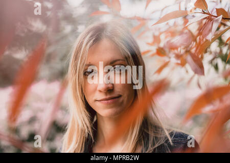 Portrait de jeune femme dans la nature Banque D'Images