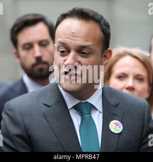 Taoiseach Leo Varadkar est rejoint par ses collègues de parti Fine Gael Merrion Square, Dublin, avant le référendum sur la 8e amendement de la Constitution de l'Irlande, à Dublin. Banque D'Images
