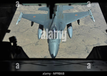 Un F-16 Fighting Falcon de la composante aérienne belge a reçu un ravitaillement aérien d'un prolongateur KC-10 de l'US Air Force au-dessus de la Syrie lors d'une sortie en soutien à l'opération conjointe joint Task Force-Operation Inherent Resolve. Le KC-10, un ravitaillement aérien trimoteur, étend la portée opérationnelle et l'endurance des avions de la coalition. La mission a amélioré l'interopérabilité, la puissance aérienne de la coalition et la préparation opérationnelle, soutenant les efforts des États-Unis et des alliés contre l'EI. Les avions impliqués comprenaient des F-16 de la composante aérienne belge et des pétroliers KC-10 américains. Banque D'Images