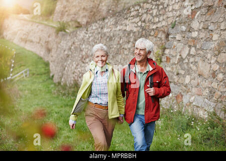 Happy senior couple hiking main dans la main Banque D'Images