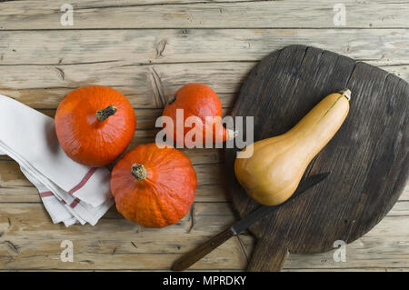 Hokkaido rouge, Cucurbita maxima, butternut, potiron Cucurbita moschata, sur bois Banque D'Images