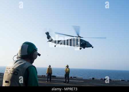 170408-N-AV754-014 GOLFE D'ADEN (8 avril 2017) Un hélicoptère Seahawk MH-60 affecté à l'hélicoptère des faucons du désert de l'Escadron de Combat Mer 26 décolle de l'envol du navire d'assaut amphibie USS Bataan (DG 5). Bataan et son groupe amphibie sont déployés dans la 5e Flotte des États-Unis sont des opérations à l'appui d'opérations de sécurité maritime visant à rassurer les alliés et les partenaires et de préserver la liberté de navigation et la libre circulation du commerce dans la région. (U.S. Photo par marine Spécialiste de la communication de masse Evan Thompson 3e classe) Banque D'Images